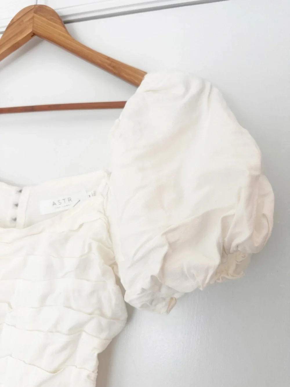 ASTR The LABEL Linen Pleat Front Puff Sleeve Mini Dress White M NWT - Picture 5 of 10